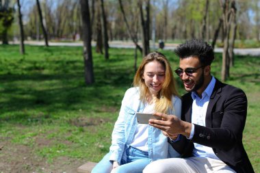 Karısı doğum günü hediyesi olarak telefon koca vermek