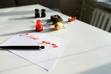 Güzel kaligrafi kart kırmızı yazıt ile üzerine beyaz seni seviyorum