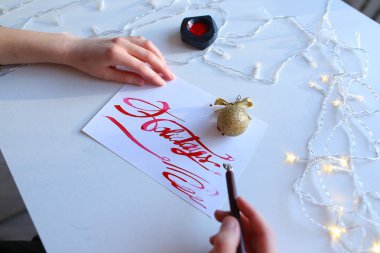 Kadın sanatçı boyalar parlak kitabe mürekkep ile kağıt levha