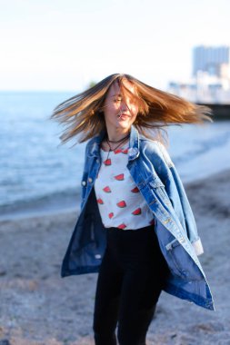 Mutlu genç erkek saç geliştirir ve kamera, ayakta o pozlar