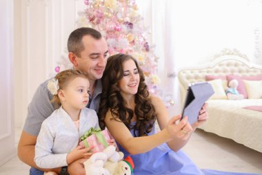 Modern aile yakınları ile Skype geniş yatak odasında konuşuyor