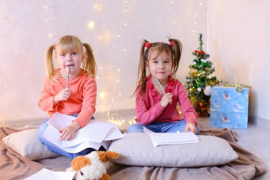 Küçük kızlar yeni yıl tatilleri beklentisiyle dilekler