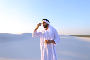 Müslüman adam baş ağrısı ve genel kırıklık hissediyor, stan uğrar