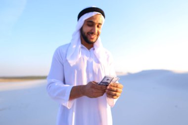 Başarılı Arap Şeyh banknot olarak görüyor ve mutlu, ben ayakta