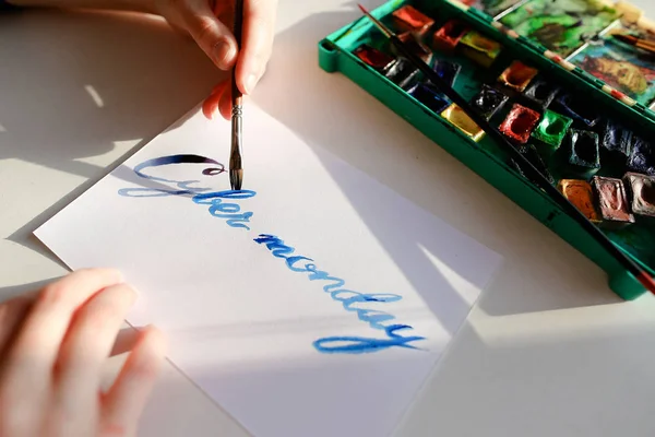 Calígrafo fêmea cria inscrição para venda, usando pincéis — Fotografia de Stock