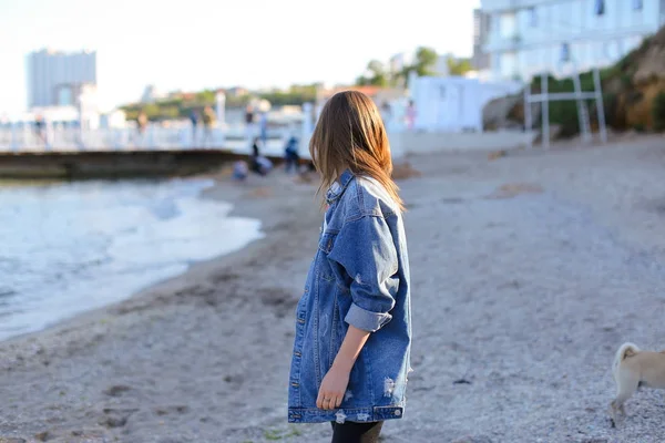 Retrato de una linda joven que posa y sonríe en la cámara, sta — Foto de Stock