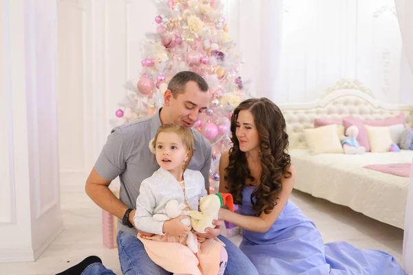 Familia feliz divirtiéndose y riendo juntos en el amplio bedroo — Foto de Stock