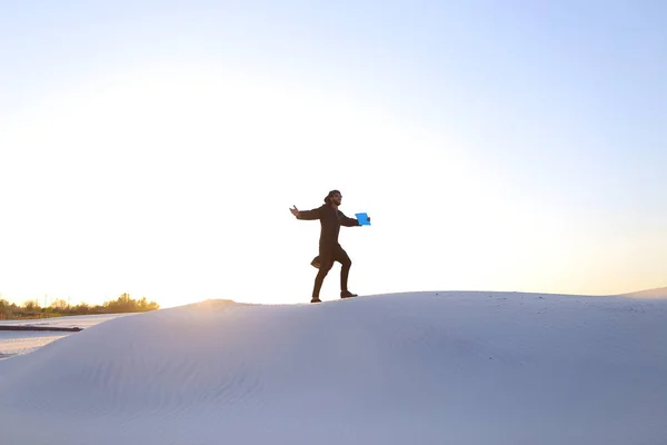 海拔高度的穆斯林男子在白色的沙滩，在沙丘顶部 — 图库照片