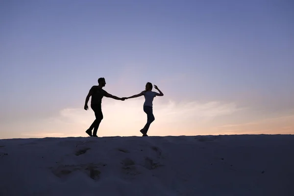 Dos amantes del corazón, chico y chicas se están divirtiendo y corriendo th — Foto de Stock