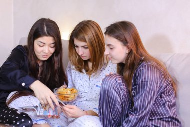 Dostu arkadaşlar iyi zamanı var ve saygısız wome aracılığıyla