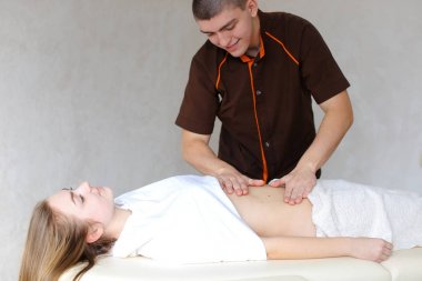 Göbek c nazik el hareketleri ile güçlü erkek masör kneads