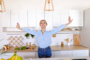 Sevimli kız yeni gün başlamasıyla birlikte mutlu ve tomor hazırlar