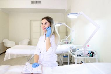 Güzel kadın microblasting ana hücre diyalog yürütmektedir