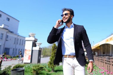 Adam seyahat acentası ve telefon ederken e-posta aldım