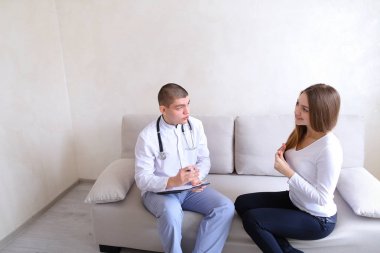 Açıklayıcı doktor resepsiyona gelen kadına tavsiye verir bir