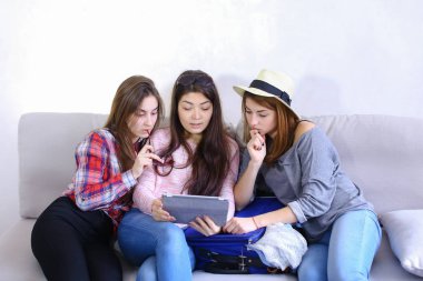 Yakın arkadaşlar tablet kullanmak ve iyi eğlenceler, ro koltukta oturmak