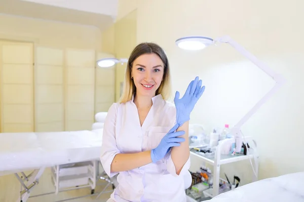 Specialized beautician girl prepares for beginning of working da — Stock Photo, Image