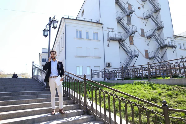 Müslüman işadamı sağlayıcı ile konuşmak