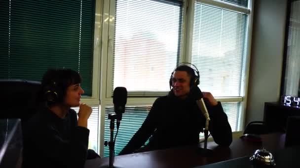 Oekraïne, Kiev - 10 februari 2017: twee mensen in radio show praten in studio — Stockvideo