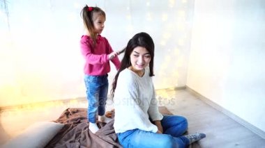 genç çocuk kendine iyi bak saç modeli backgroung Noel ışıkları evde yapıyor anne