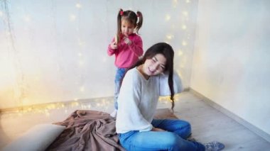 genç çocuk kendine iyi bak saç modeli backgroung Noel ışıkları evde yapıyor anne