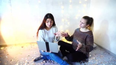 Güzel esmer kız eve Noel dizüstü bilgisayarda çalışma
