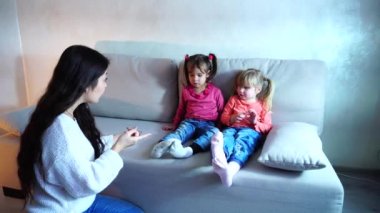 Genç anne anaokulu toplamak için iki kızı anlatıyor.