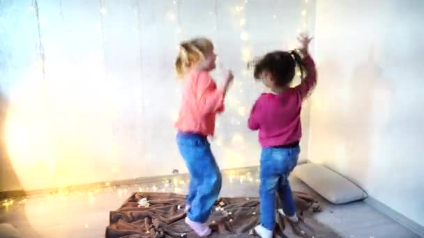 Twee kinderen dansen thuis kerstfeest — Stockvideo