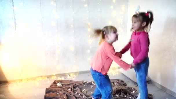 Dvě děti tančí doma vánoční večírek — Stock video
