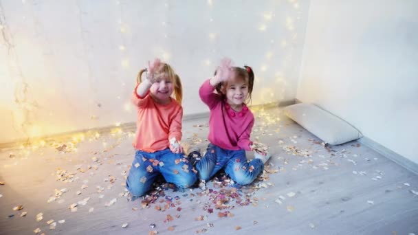 Twee kinderen zwaaiende handen op home kerstfeest — Stockvideo