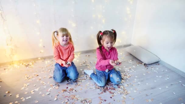 Dos niños se divierten en casa fiesta de Navidad — Vídeos de Stock