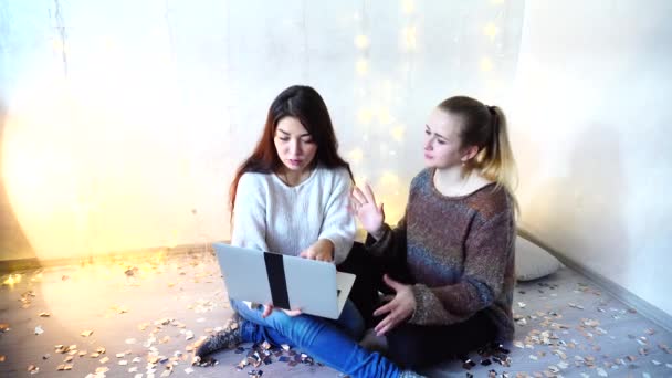 Menina de cabelos escuros bonita trabalhando no laptop em casa natal — Vídeo de Stock