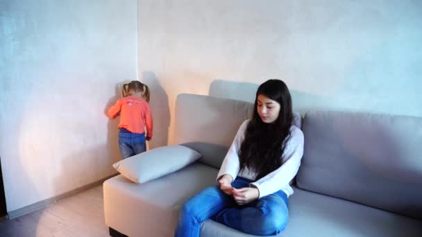 Niña de pie en la esquina de la habitación, madre castigada niño por mal comportamiento . — Vídeos de Stock