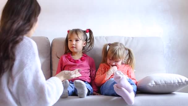 Duas meninas sentam-se no sofá e choram — Vídeo de Stock