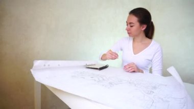 Genç tasarımcı ile proje çalışması sırasında çağrı var