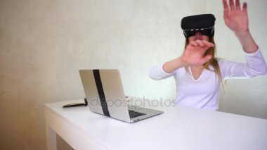Mutlu genç kadın sanal gerçeklik gözlük takan sahiptir