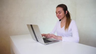 Teknik destek operatör istemcilerinden gelen aramaları alma.