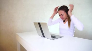 Teknik destek işleç birçok istemci, dizüstü bilgisayar ve mikrofon kullanarak kadın vardır..