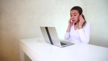 Dizüstü bilgisayar kullanarak kız sohbet ve yapıyor ödev.