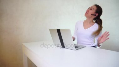 Gülümseyen kadın üstünde haberci mikrofon ve bir dizüstü bilgisayar kullanarak parti hakkında konuşmak