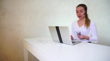 Laptop oturan ve kardeşi için hediye söz genç kız.