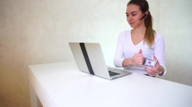 Dizüstü bilgisayarda çalışan ve iş Ceo ile tartışırken Cfo