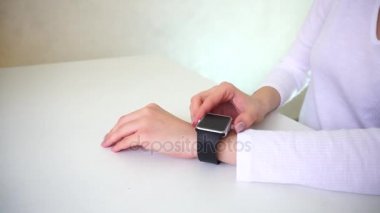 Kız ilk kez smartwatch üzerinde döndü.