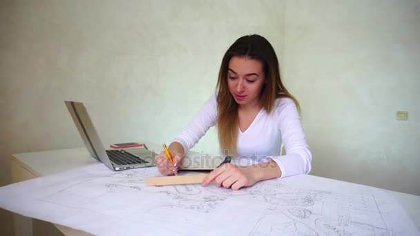 Unga forskare sitter nära tabell hemma och arbeta, tjej hittade misstag och förstod allt arbete bör göras. — Stockvideo