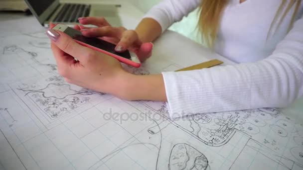Estudiante escanea la red social utilizando el teléfono inteligente durante la tarea . — Vídeo de stock
