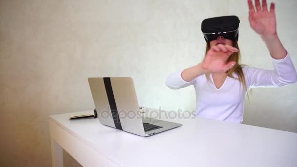 Szczęśliwa młoda kobieta cieszy się sobie okulary wirtualnej rzeczywistości — Wideo stockowe