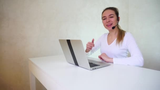 Jovem estudante se comunicar em videochamada . — Vídeo de Stock