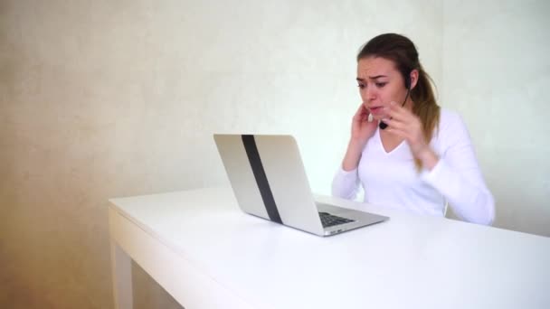 Nerveus accountmanager hebben stress en gedoe problemen op te lossen. — Stockvideo