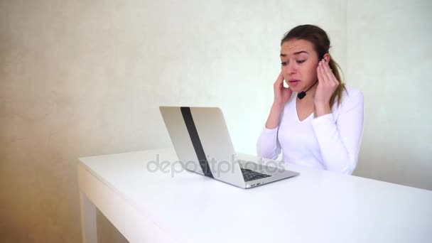 Menina conversando e fazendo lição de casa usando laptop . — Vídeo de Stock