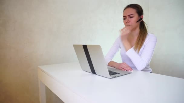 Femme au foyer avec casque Bluetooth partage des expériences négatives avec un ami — Video